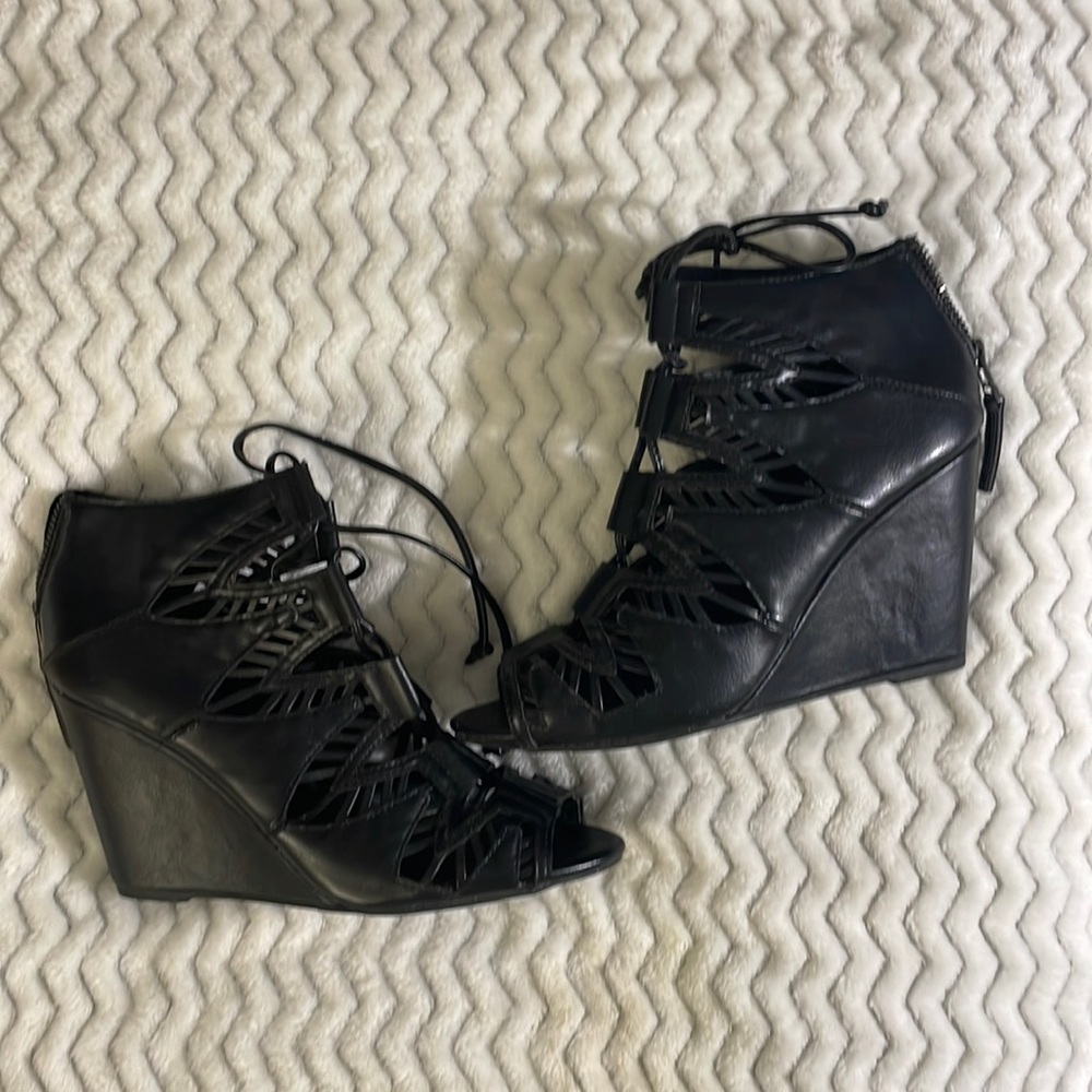 EVERYTHING MUST GO!! Lace Up Wedge Booty. Sz. 7.5 BLK.